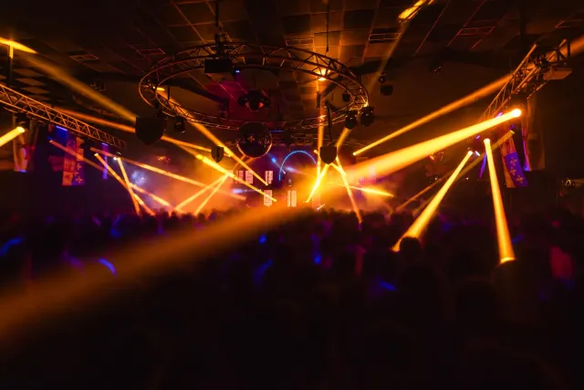 Pista de baile llena durante una noche en la discoteca Ramallosa 2000